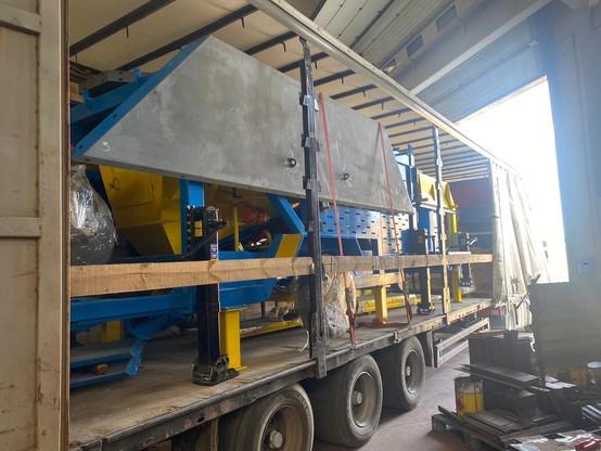 
CONMACH MOB-30 Mobile Concrete Batching Plant was placed in a specially designed container and sent to Sofia, the capital of Bulgaria, by road transportation. The export process of the MOB-30 mobile concrete batching plant was regularly checked by our technical team to prevent damage during packaging, labeling and transportation of the concrete batching plant. Our company works to ensure that its exported products are transported safely and delivered on time. The Mobile Concrete Plant's journey to Sofia included machine components such as 0.5 m3 pan mixer, 4x4 m3 aggregate bunker, cement silo, cement screw and cement blasting, and spare parts equipment requested by the customer. CONMACH MOB-30 mobile concrete batching plant is a machine with impressive features. This power plant is equipped with a 0.5 m3 pan mixer. In this way, a homogeneous and high-quality concrete mixture is ensured. Additionally, the 4x4 m3 aggregate bunker offers a large storage capacity and ensures a continuous concrete production process. Another important feature of MOB-30 is that it has auger and cement blasting equipment. These equipment ensure the correct use of cement and increase the efficiency of concrete production.

