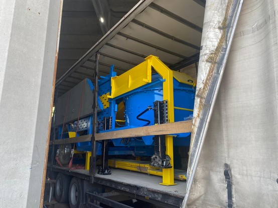  
CONMACH MOB-30 Mobile Concrete Batching Plant has an easily transportable structure. In this way, it can be easily transported to any place where concrete production is needed. Flexibility is another advantage of the MOB-30. This plant can be adapted for different projects and allows the production of different concrete mixtures. In this way, customer demands can be responded to quickly and effectively. MOB-30 Mobile Concrete Batching Plant guarantees quality concrete production. In addition to its high capacity, this power plant also attracts attention with its precision in the production process. Homogeneous concrete mixture and cement used in the correct proportion ensure the production of quality concrete. This allows the creation of reliable and durable structures in construction projects. This quality concrete production of MOB-30 increases customer satisfaction and positively affects customer feedback. MOB-30 mobile concrete batching plant is very easy to install and user-friendly. For machine installation, a suitable ground must first be selected and the necessary foundation preparations must be made. During the installation phase, it is important to carefully follow the user manual included with the MOB-30. This guide walks you through the installation process step by step and provides necessary instructions at each step. The operating instructions provide detailed information to enable operators to use the machine correctly.
