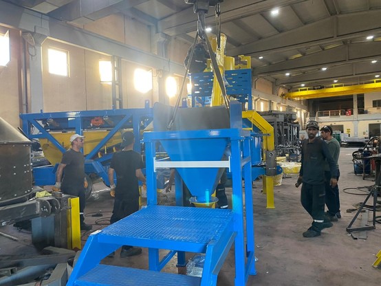 CONMACH MOB-30 Mobile Concrete Batching Plant is a preferred option for concrete production with its many advantages. High capacity and efficiency features provide time and cost savings in construction projects. MOB-30 can produce concrete quickly and homogeneously with its 0.5 m3 pan mixer. The concrete plant is equipped with a 4x4 m3 aggregate bunker and auger and cement blasting equipment. Additionally, MOB-30's portability allows it to be used in different construction projects. Bringing the needed concrete directly to the project site provides advantages in terms of time and cost. This situation deeply affects the export potential of the machine. The growth and increase in demand in the construction sector has brought the CONMACH MOB-30 Mobile Concrete Batching Plant close to the top of the export lists. It attracts the attention of ready-mixed concrete producers with its features such as high capacity, efficiency, ability to produce quality concrete and being portable. Our Concrete Plant model, which is on its way to be delivered to our customers on the roads of Sofia, has many advantages such as high capacity, efficiency, portability and quality concrete production. Our machine has increased its export potential with its success in the production sector.