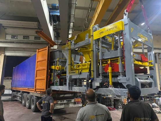 Among the equipment sent to the Dominican Republic along with the CONMACH BLOCKKING-42FSS machine, there is also a 3x15 m3 aggregate bunker and a 100 ton cement silo. Since the aggregate bunker has the capacity to store large amounts of aggregate, it ensures a continuous supply during the concrete production process. This minimizes disruptions in the production process and increases efficiency. Additionally, the 3x15 m3 dimensions of the bunker enable different types and sizes of aggregates to be stored, thus ensuring suitability for a variety of projects. 100 ton cement silo is also an important component in the concrete production process. Cement is the basic material that provides the strength and durability of concrete. Therefore, it is of great importance that the cement supply is uninterrupted and stored appropriately. The 100 ton cement silo has the capacity to store large amounts of cement, ensuring a constant supply. Additionally, the silo helps maintain quality by preventing the cement from being affected by moisture and other adverse weather conditions.