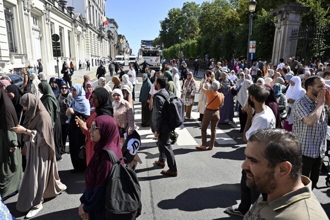 Manifestation contre le décret rendant obligatoire l’éducation à la vie relationnelle affective et sexuelle devant le Parlement de la Fédération Wallonie-Bruxelles, le 7 septembre 2023. © Photo Éric Lalmand / Belga / AFP