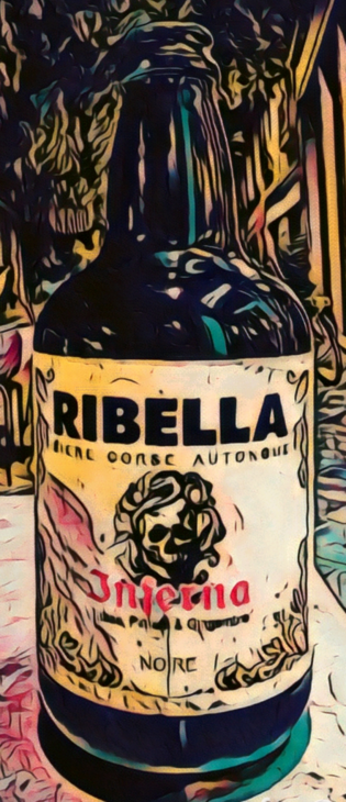 Une bouteille de Ribella Inferna, bière Corse. Image stylisée par un filtre graphique.