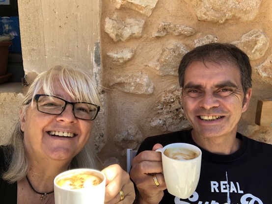 Foto von Doris & Rainer mit Kaffeetassen in der Sonne