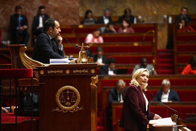 Sébastien Chenu préside la séance de l’Assemblée nationale lors de la prise de parole de Marine Le Pen pendant la discussion du projet de loi de programmation des finances publiques le 10 octobre 2022. © Photo Christophe Archambault / AFP