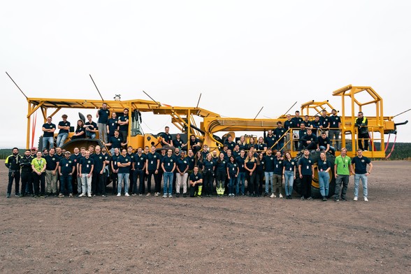 Students from Europe participating of the BEXUS launch campaign in ESRANGE posing in front of the launch vehicle Hercules. 