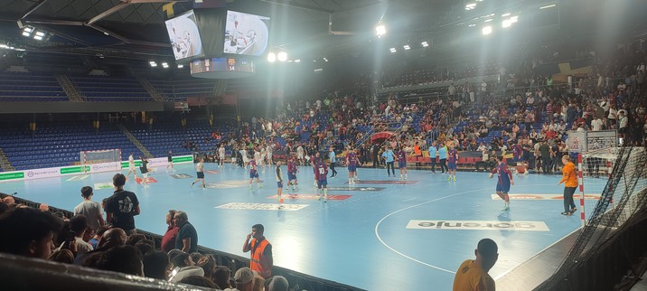 Imatge de jugadors de handbol escalfant. 