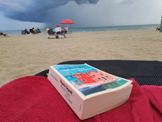 Heute gesichtet am Strand von Cavallino bei Venedig. Wie Ã¤rgerlich - wÃ¤re @mafalda.cinquetti nicht gerade im Urlaub in der Toskana, hÃ¤tte sie das Buch gleich signieren kÃ¶nnen!

#Venedig #Italien #buchtipp #lesenmachtglÃ¼cklich #leseliebe #MafaldaCinquetti #buch #bookstagram #leseratte #kriminalroman #krimi #lesetipp #hÃ¶rbuchliebe #venedig #hoerbuch #audiobook #hÃ¶rbuch #italien #Murano