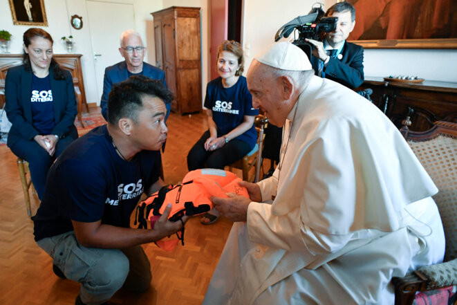 Le pape François reçoit une délégation de SOS Méditerranée, le 23 septembre 2023 à Marseille © Handout / VATICAN MEDIA / AFP