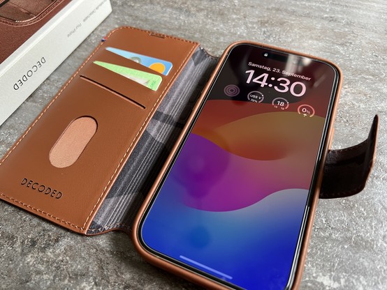 iPhone 15 Pro in brown leather case from Decoded including MagSafe wallet. 