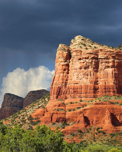 Bell Rock Butte: A majestic sandstone sentinel in the Arizona desert. 🏜️🇺🇸