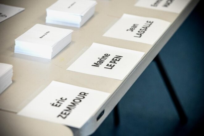 Dans un bureau de vote à Paris lors du premier tour de l’élection présidentielle, le 10 avril 2022. © Photo Sébastien Calvet / Mediapart