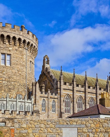 Dublin Castle in Dublin, Ireland 🏰🇮🇪: A 13th-century marvel with a rich history, bearing witness to centuries of Irish heritage.