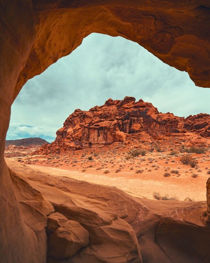 Valley of Fire State Park Stone Arch in Nevada, USA 🏜️🇺🇸: Nature's sculpted wonder in fiery red rock.