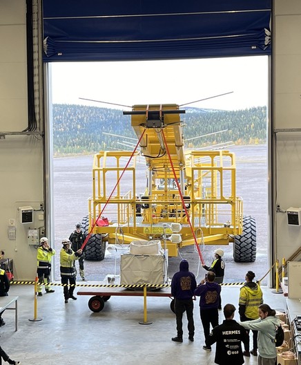 The BEXUS 32 gondola being picked up by the HERCULES launch vehicle at ESRANGE. 