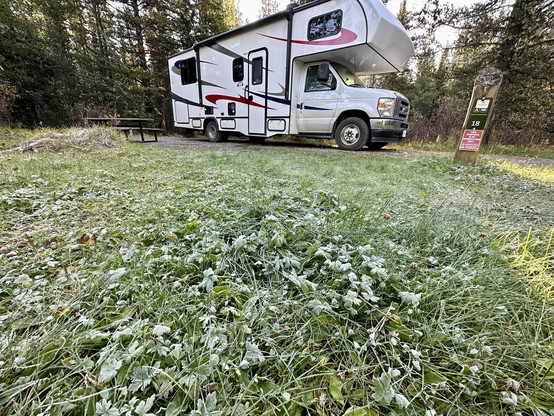 Raureif auf der Wiese. Dahinter unser Motorhome.