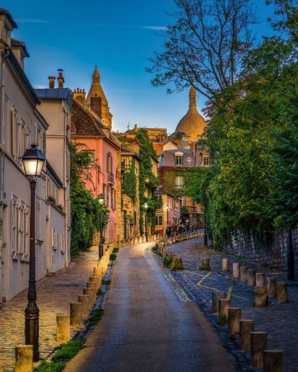 Quiet path in Montmartre, France 🇫🇷, where cobblestone streets whisper tales of art and romance.