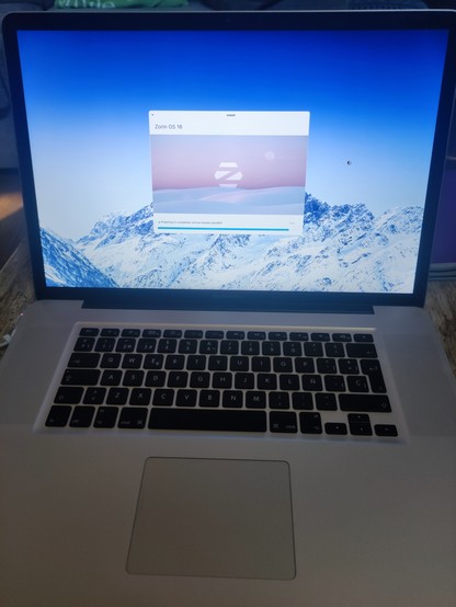 Mi viejo macbook pro del 2010 con la pantalla de instalación de ZorinOS 
