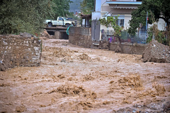 Erneut bahnen sich Wassermassen ihren Weg durch Volos
--
„Menschenleben sind in Gefahr. Die Welt ist in Gefahr“, sagte Bürgermeister Achilleas Beos in der Früh sichtlich entsetzt dem Nachrichtensender ERTnews, „80 Prozent der Stadt sind nach wie vor ohne Strom.“ Vielerorts stehe das Wasser, die Abflussrohre seien zerstört, die Menschen könnten nicht in die Arbeit gehen. Seit den schweren Überschwemmungen Anfang September habe man unermüdlich daran gearbeitet, die Schäden, den Schlamm und den Müll zu beseitigen, doch so viel Wasser könne einfach nicht abfließen.