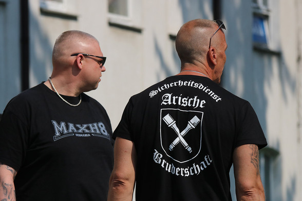 Das Foto zeigt zwei Neonazis, einer von ihnen trägt auf dem Rücken das Emblem der "Arischen Bruderschaft".