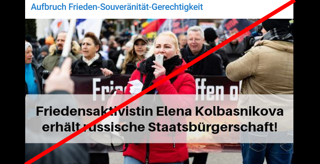 Das Bild zeigt in der Mitte Kolbasnikova in roter Jacke mit Mikrofon in der Hand. Hinter ihr steht Markus Beisicht. Das Bild ist mit dem Text Überlegt: "Friedensaktivistin Elena Kolbasnikova erhält russische Staatsbürgerschaft"
