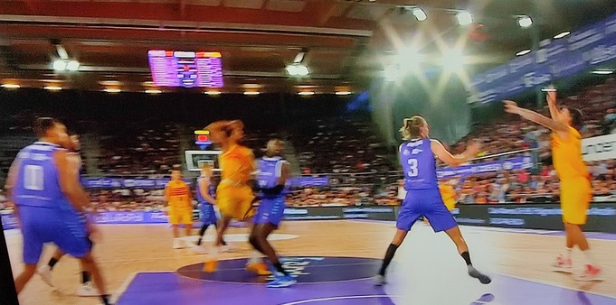 Foto del televisor del partit de basket Zunder - Barça.