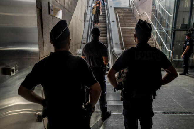 Des policiers dans le métro à Toulouse, le 10 septembre 2020 © Frédéric Scheiber / Hans Lucas via AFP