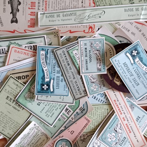 Plusieurs anciennes étiquettes de pharmacie