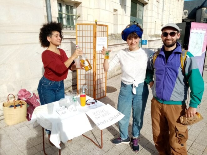 Des comédiennes de la compagnie Arlette Moreau proposent aux passants de l'urine de préfet, à Poitiers en octobre 2022 © Compagnie Arlette Moreau