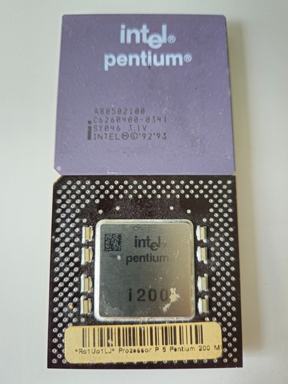 zwei intel pentium prozessoren. oben der pentium 100, unten ein pentium 200 ohne mmx.