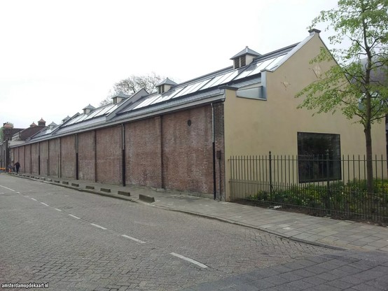 Datum opname: mei 2012. Het gebouw staat op de hoek van de Plantage Kerklaan (rechts) en de Plantage Doklaan.