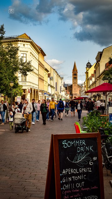 Street scene, Brandenburger Straße pedestrian zone, Potsdam, 30 Sep 2023. Nikon D5600, Nikkor DX 35 mm ƒ1.8G, ISO 400, ƒ22, 1/100s