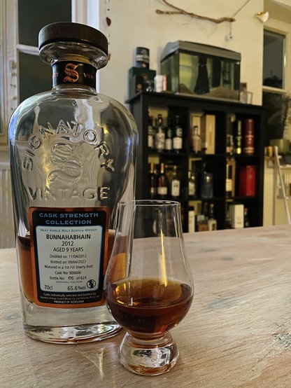 Bunnahabhain from Independent bottler Signatory Vintage in a beautiful Decanter bottle