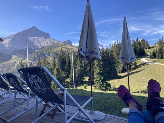Berge im Hintergrund, blauer Himmel, vorne mein Fuß in Orthese