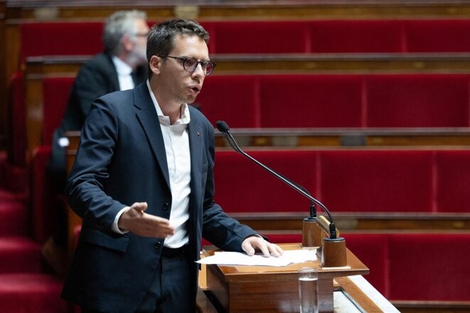 Hadrien Clouet intervient lors de la discussion du projet de loi sur le plein emploi  à l'Assemblée nationale à Paris, le 25 septembre 2023. © Photo Raphaël Lafargue / Abaca