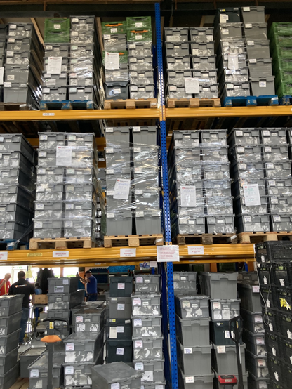 Blik op hoge stellingen met veel pallets vol kruidenierswaren voor de regio Groningen in het regionaal distributiecentrum RDC vd voedselbank Groningen 