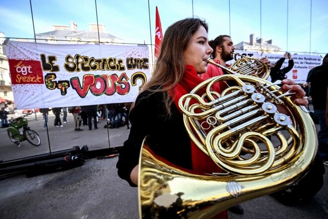 Lors d’un concert de « l’inter-orchestres/travailleurs du spectacle » contre la réforme des retraites, à Paris, le 9 avril 2023. © Photo d'Emmanuel Dunand / AFP