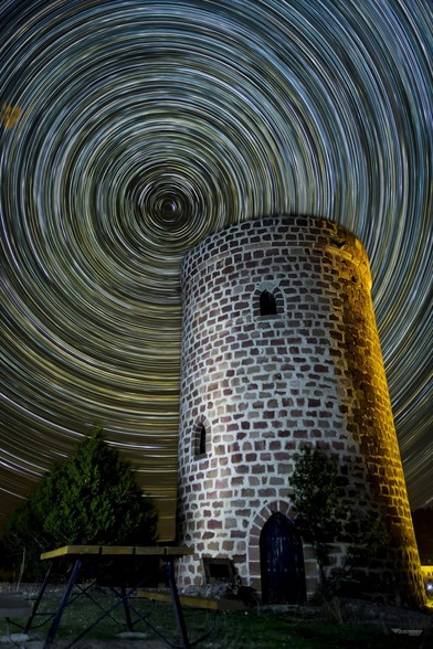 Torre del castillo de Cobeta con las estrellas formando la circumpolar.
