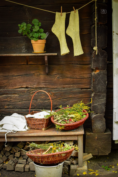 Laundry and herb baskets next to a Sorbian cottage (helpfully arranged by a very flirtatious costumed museum interpreter), Lehde Open-Air Museum, Spreewald, 6 Oct 2023. Nikon D5600, Nikkor DX 35 mm ƒ1.8G, ISO 2000, ƒ7.1, 1/80s