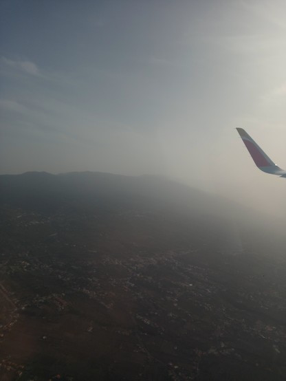 Imagen desde un avión en la que se ve la parte norte de tenerife y un cielo con calima