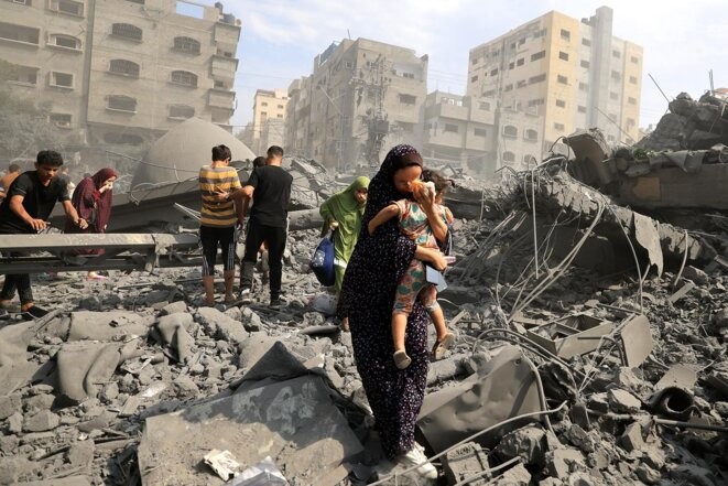 Des Palestiniens évacuent après frappe aérienne israélienne sur la mosquée Sousi à Gaza le 9 octobre 2023. © Photo Mahmud Hams / AFP