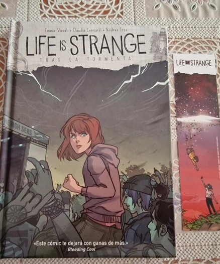 Tomo 6 de Life is Strange y marcapáginas a juego
