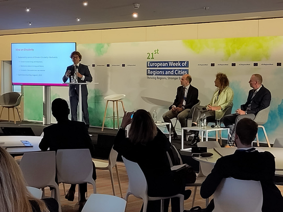 Auteur houdt presentatie voor collega’s in Brussel