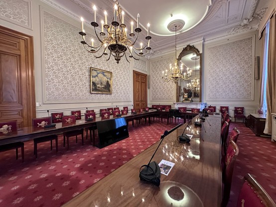 Photo of the entire parliamentary committee room. 