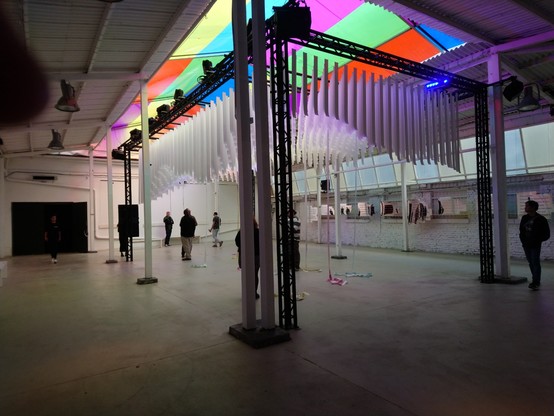 Heller Ausstellungsraum mit viel Luft