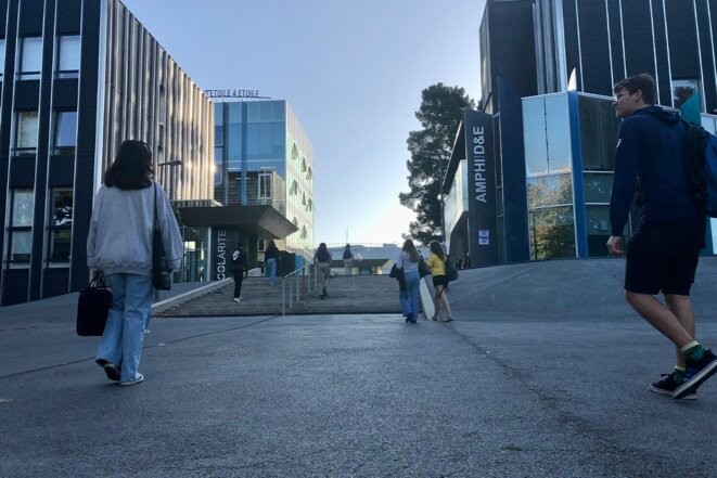 Des étudiants devant le campus de l'université de Nantes. © Photo Mathilde Goannec pour Mediapart