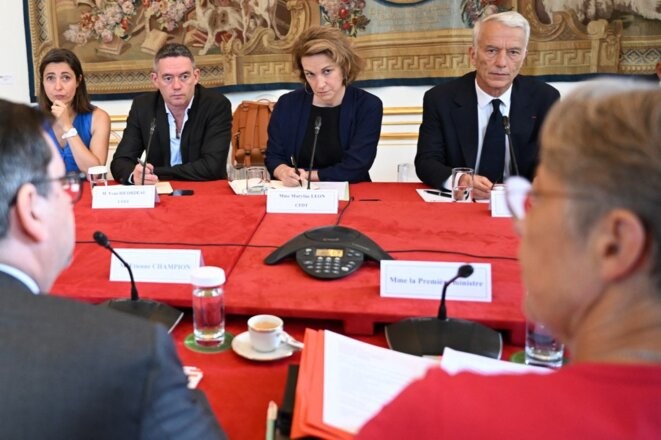 Sophie Binet, secrétaire générale de la CGT, Yvan Ricordeau et Marylise Léon, numéro 2 et secrétaire générale de la CFDT, et Patrick Martin, president du Medef, rencontrent Élisabeth Borne à Matignon le 12 juillet 2023. © Photo Bertrand Guay / AFP