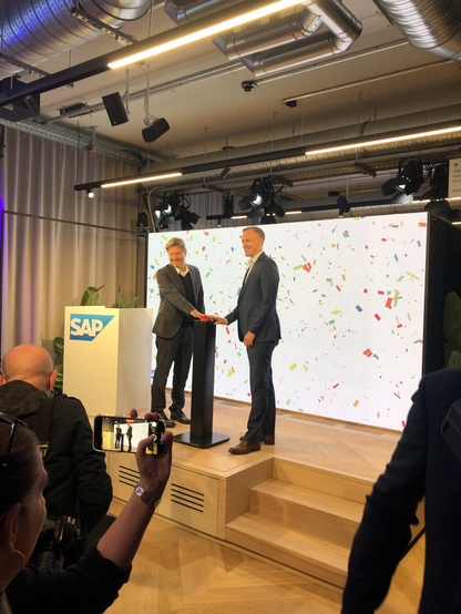Bundeswirtschaftsminister Robert Habeck und SAP-Technologiestandard Jürgen Müller eröffnen den SAP-Campus in Berlin