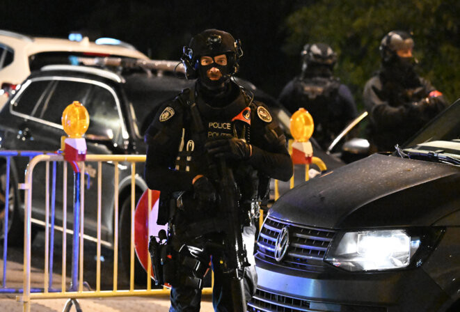 Un policier sur le cordon de sécurité à proximité du stade Roi Baudoin lundi 17 octobre. © Photo Dursun Aydemir / Anadolu via AFP