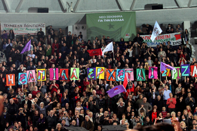 Des soutiens de Syriza brandissent une banderole « L’espoir arrive » à un meeting, le 20 janvier 2015. © Sakis Mitrolidis / AFP