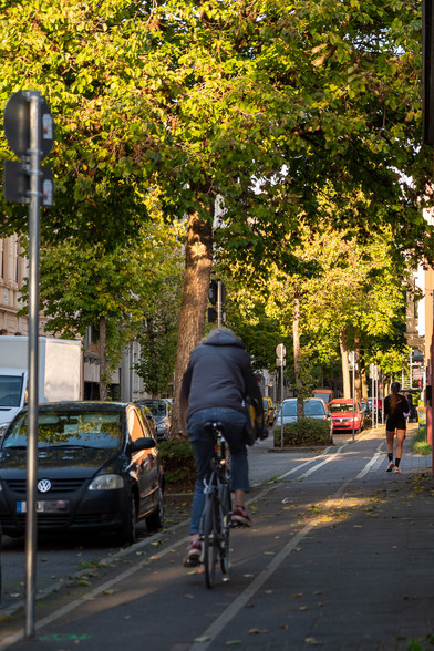 Hünefeldstraße, Gehweg Richtung Osten.